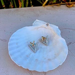 V earrings gold plated